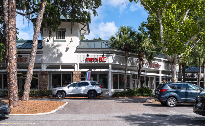 Palm trees and cars at access road in front of Stretch Lab and T-Mobile.