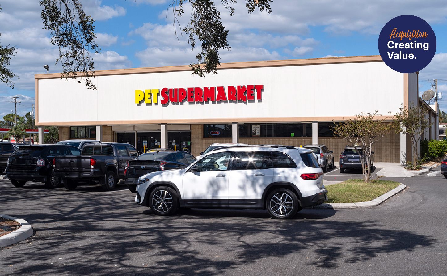 White SUV pulls into Pet Supermarket parking lot.