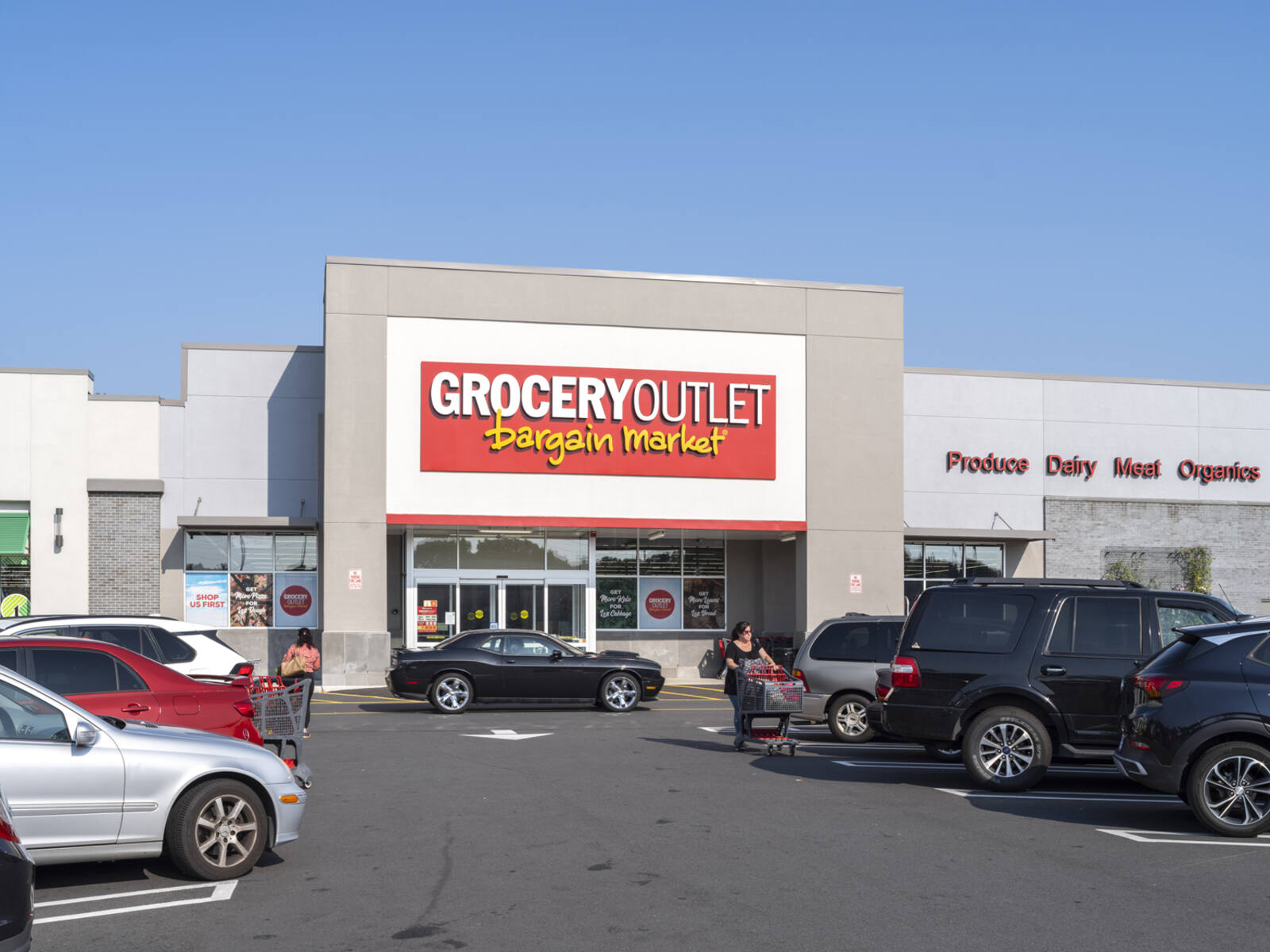 Grocery Outlet store with many cars in parking lot.