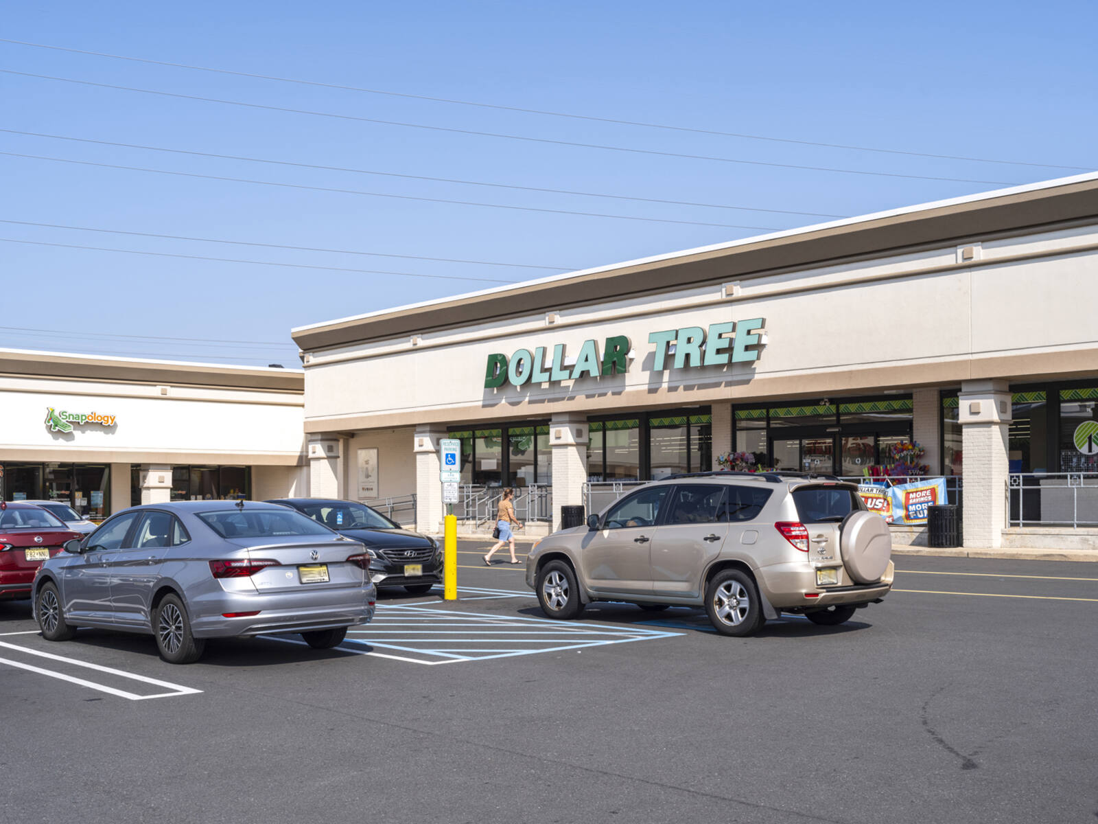 Car pulls into Dollar Tree parking lot.