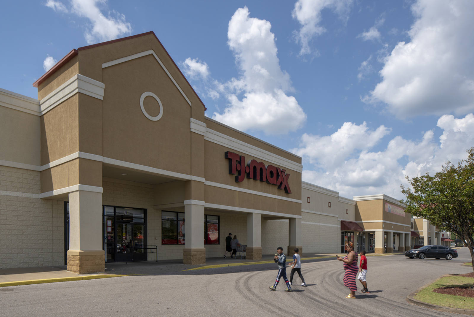 Parent and 3 children entering TJ Maxx in Memphis, TN.