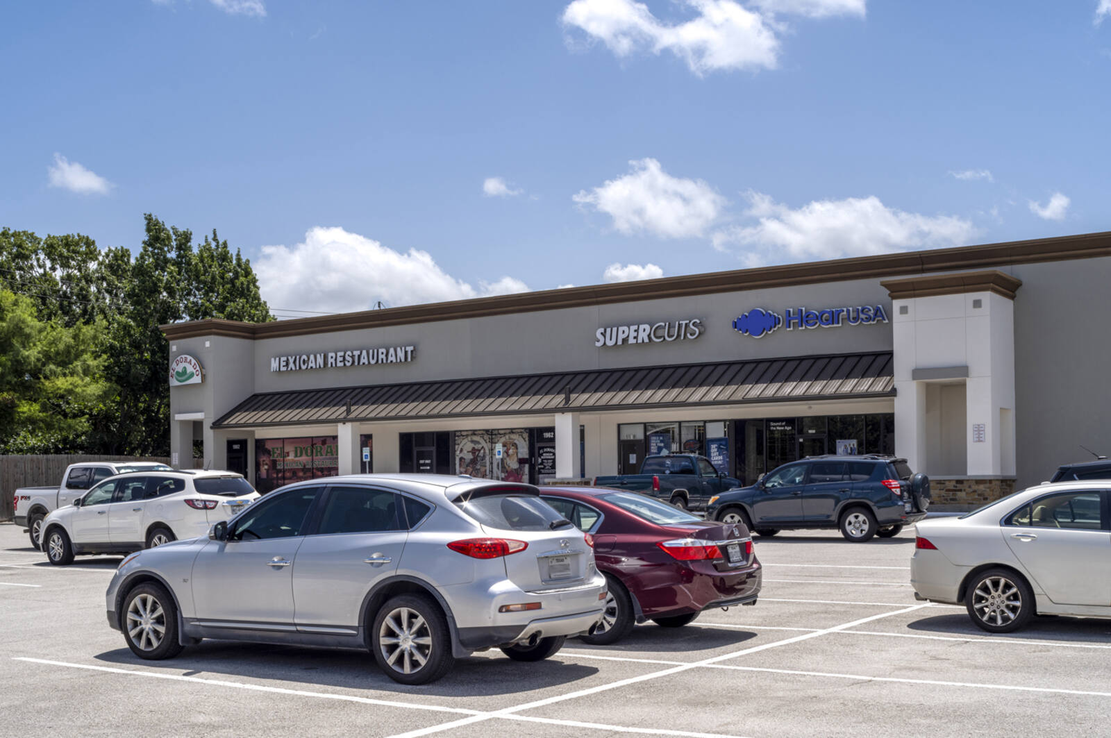 Parking lot at El Dorado, Supercuts and Hear USA.