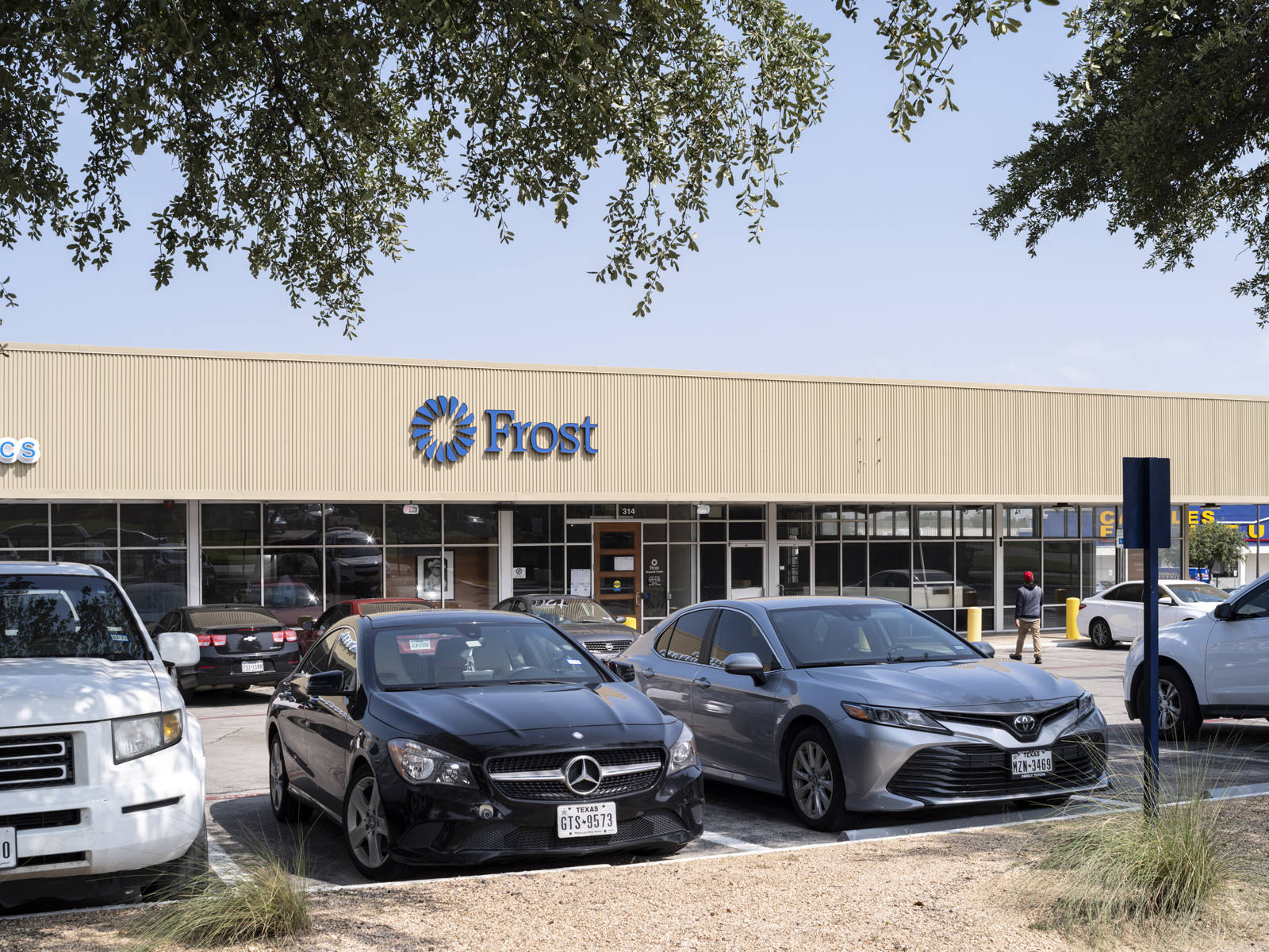 Frost Bank and busy parking lot at Kessler Plaza.