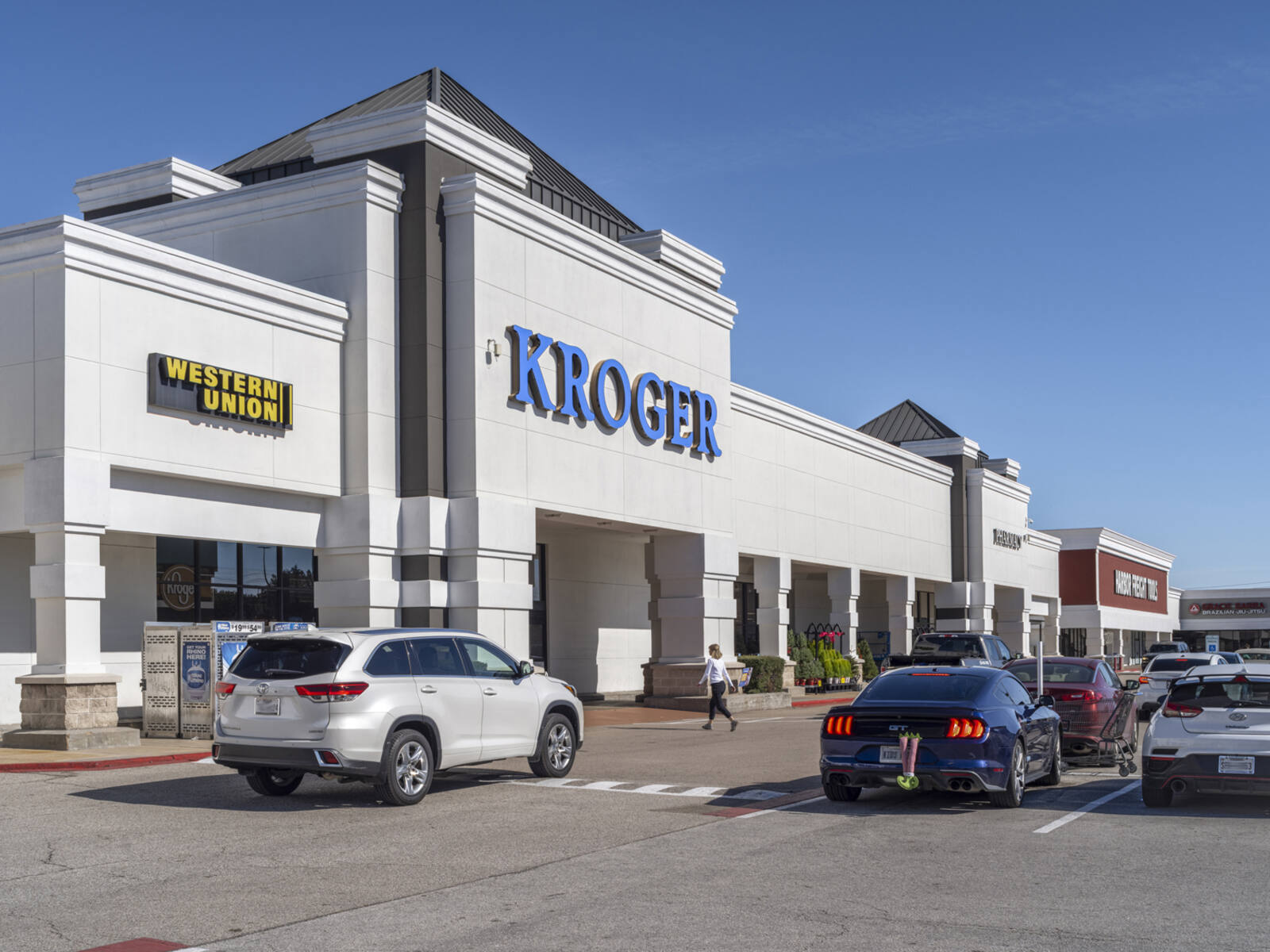 Busy parking lot in front of Western Union and Kroger grocery store.