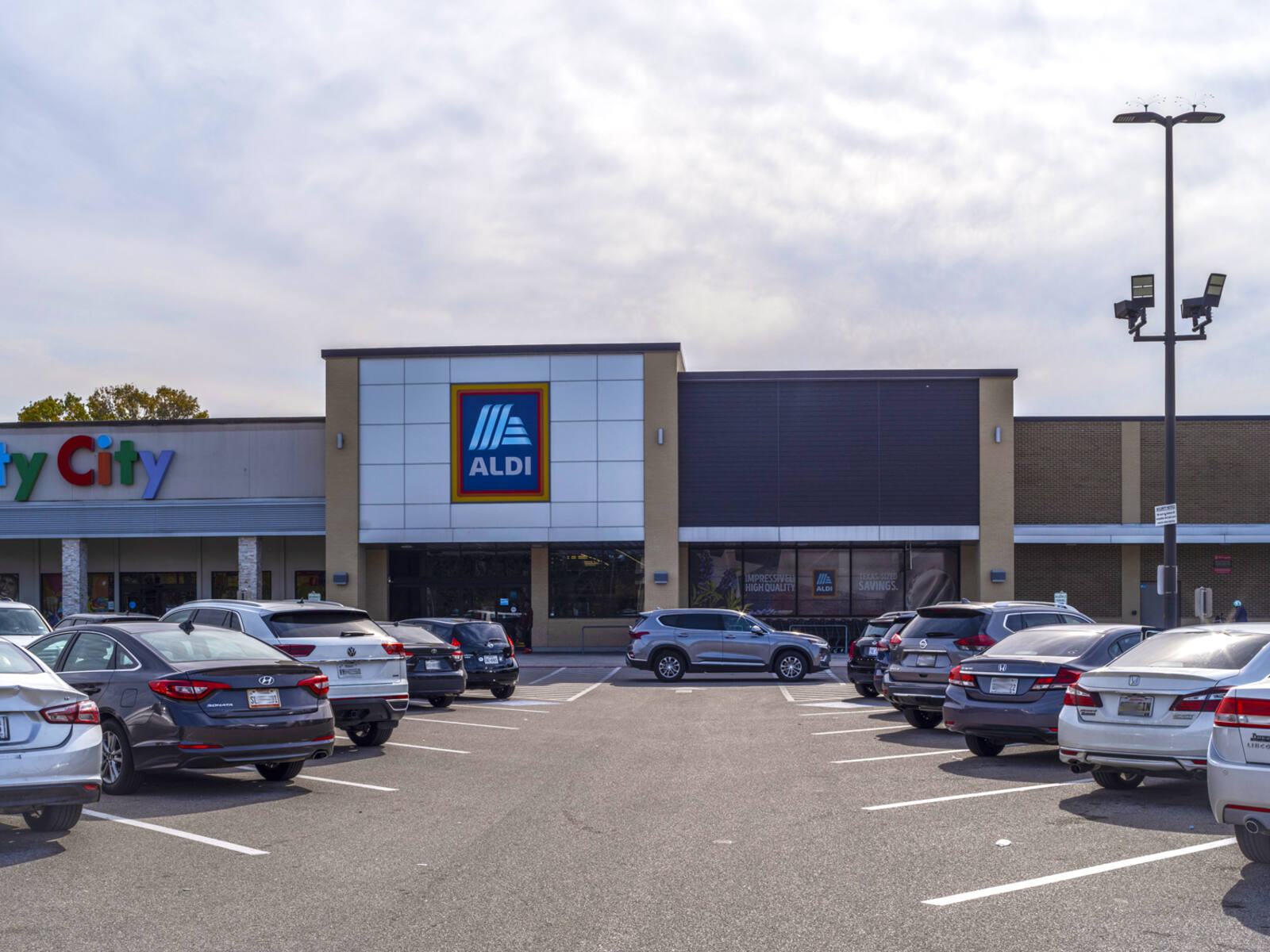 Rows of parked cars in front of Aldi grocery store.