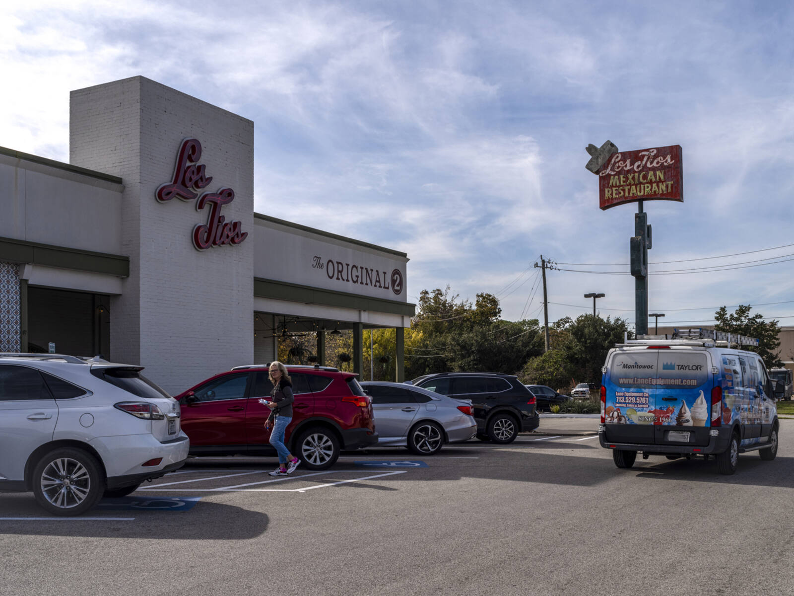 Los Tios restaurant with trees and busy parking lot.