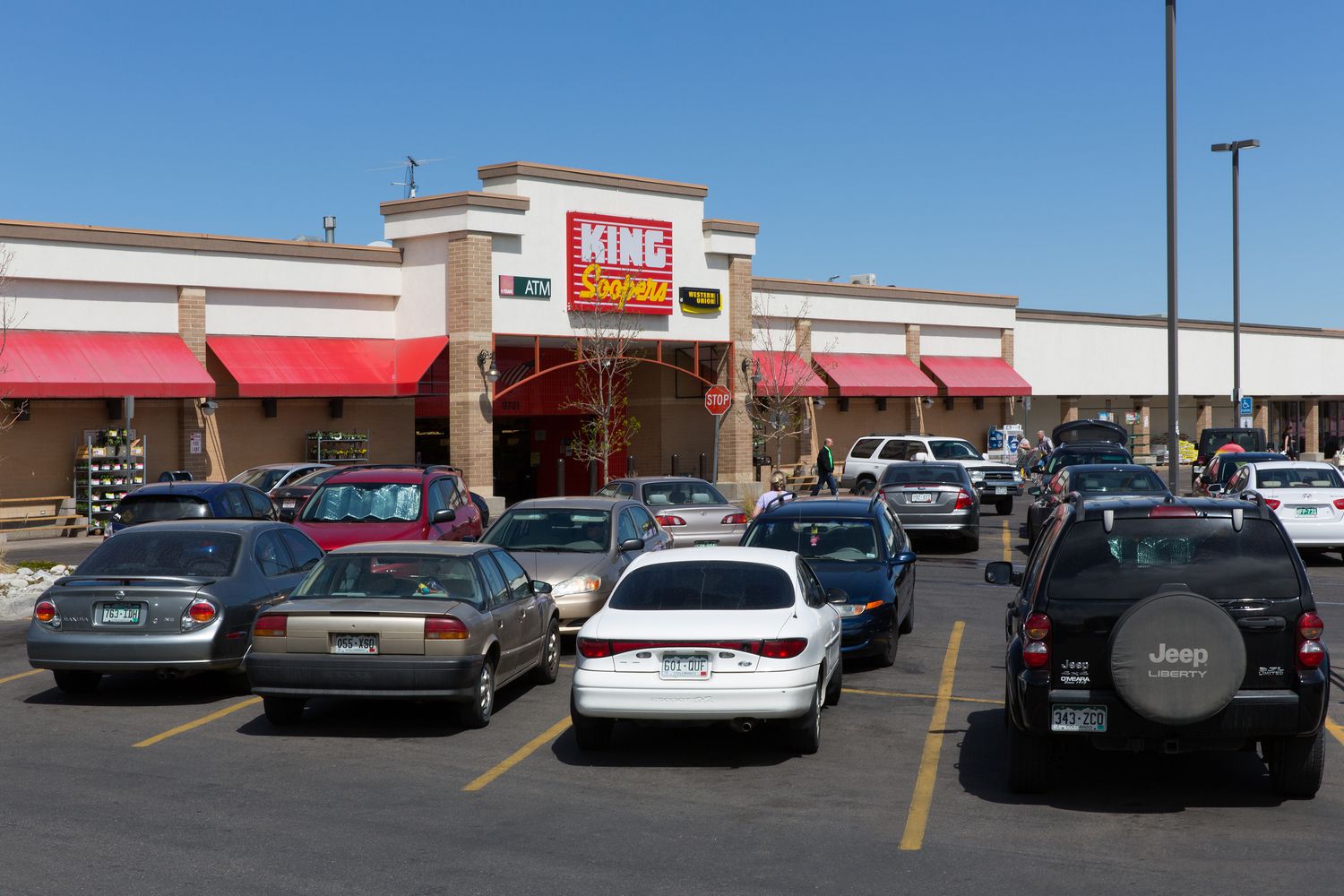 Full parking lot at King Soopers grocery store in Arvada Plaza
