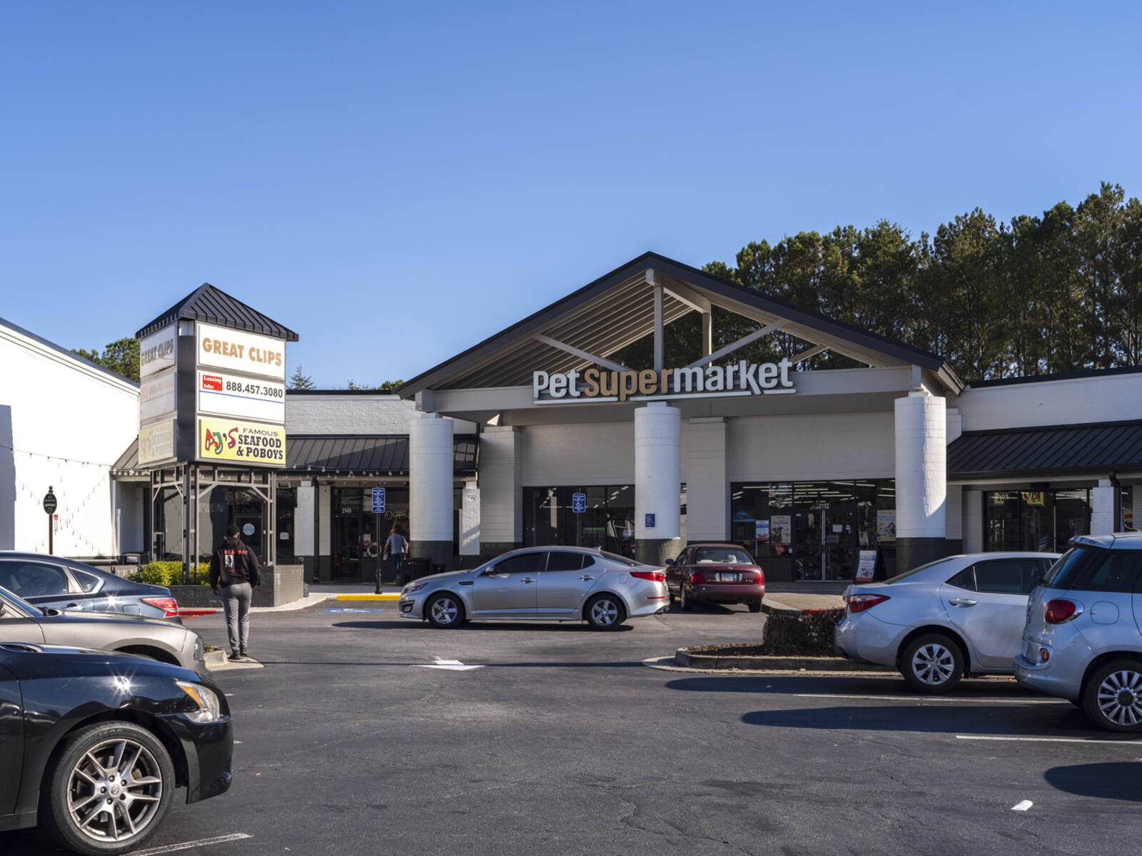 Busy parking lot for Pet Supermarket with pedestrian crossing on left hand side.