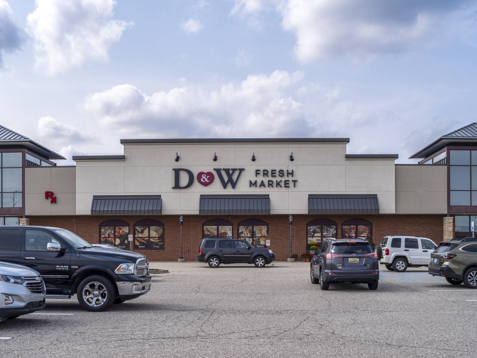 D&W Fresh Market with a busy parking lot.