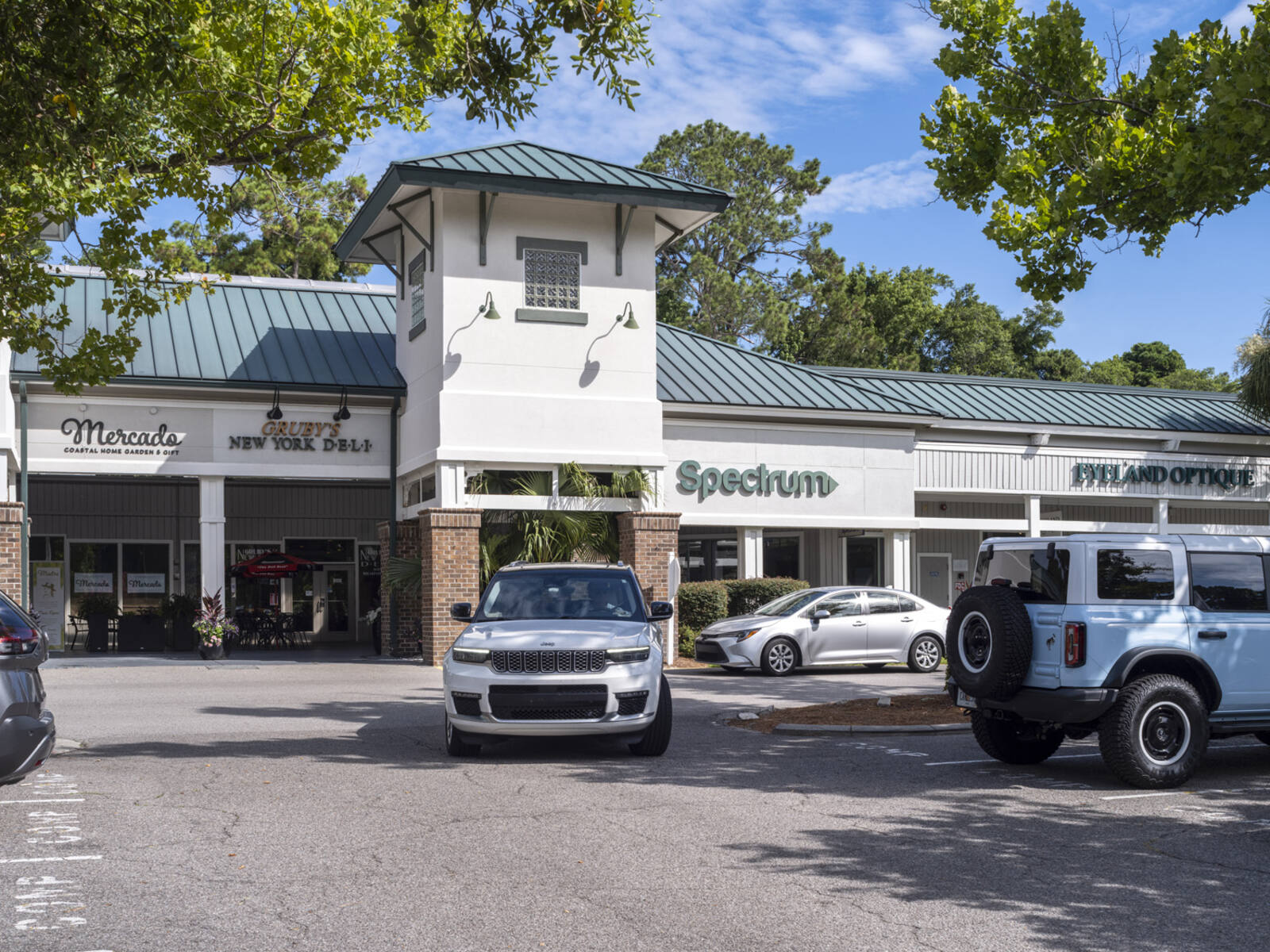 Jeep pulling out of parking lot in front of Spectrum.