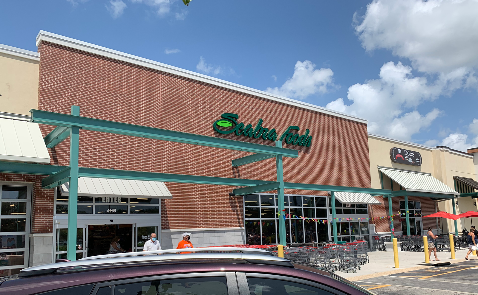 Seabra Foods supermarket with carts and customers in front at Hunter's Creek Plaza.