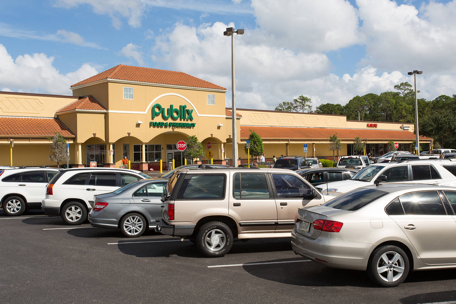 Busy parking lot at Publix supermarket in Orlando, FL.