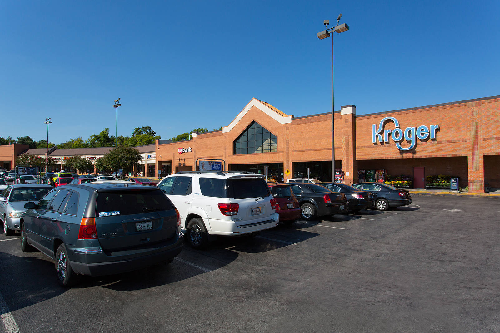 Busy parking lot in front of Kroger supermarket at Nashboro Village.