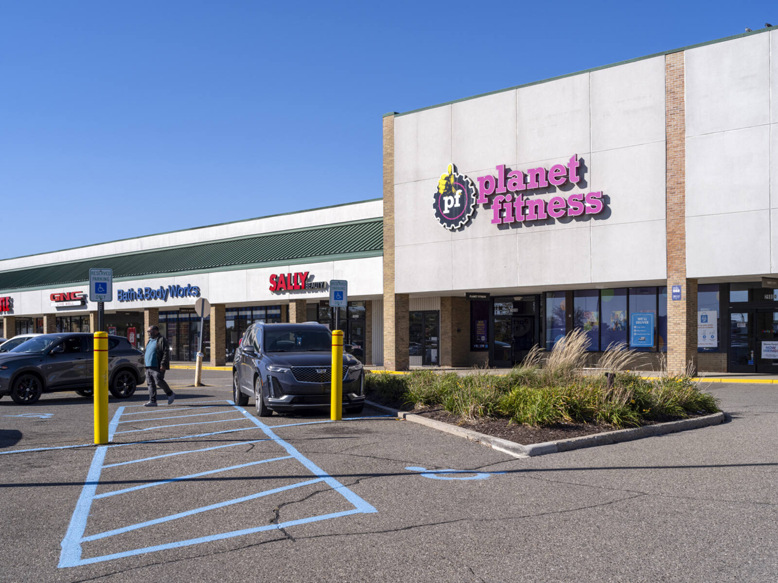 Busy parking lot at Planet Fitness.