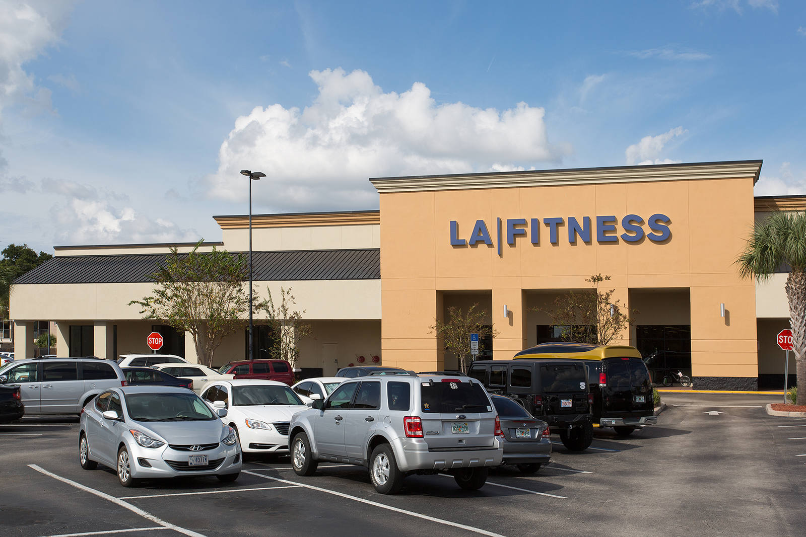 LA Fitness parking lot at Colonial Marketplace.