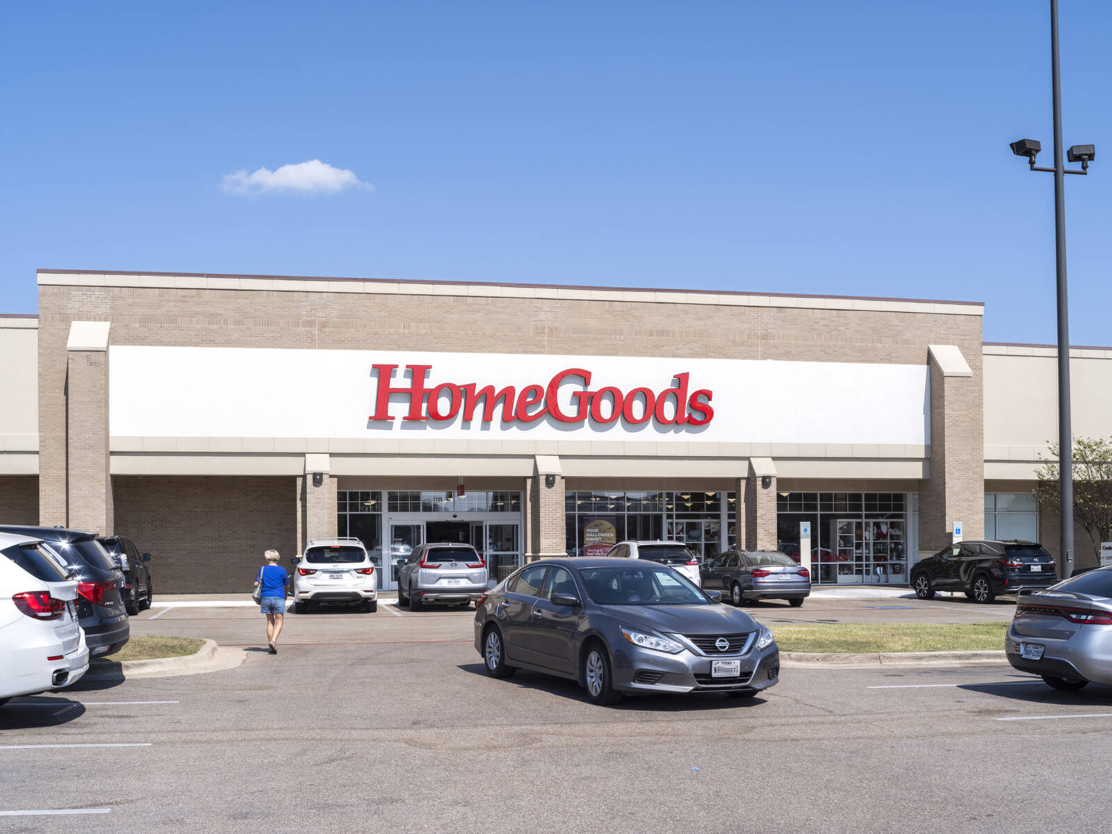 Customer and car in front of entrance of HomeGoods.