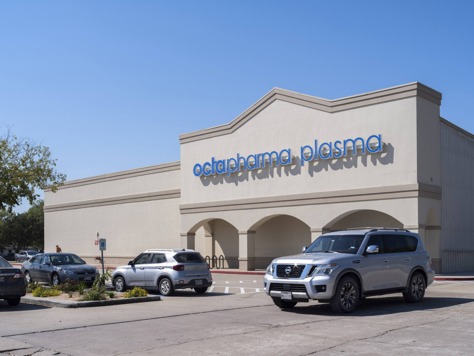 Grey SUV leaving parking lot of octapharma plasma.