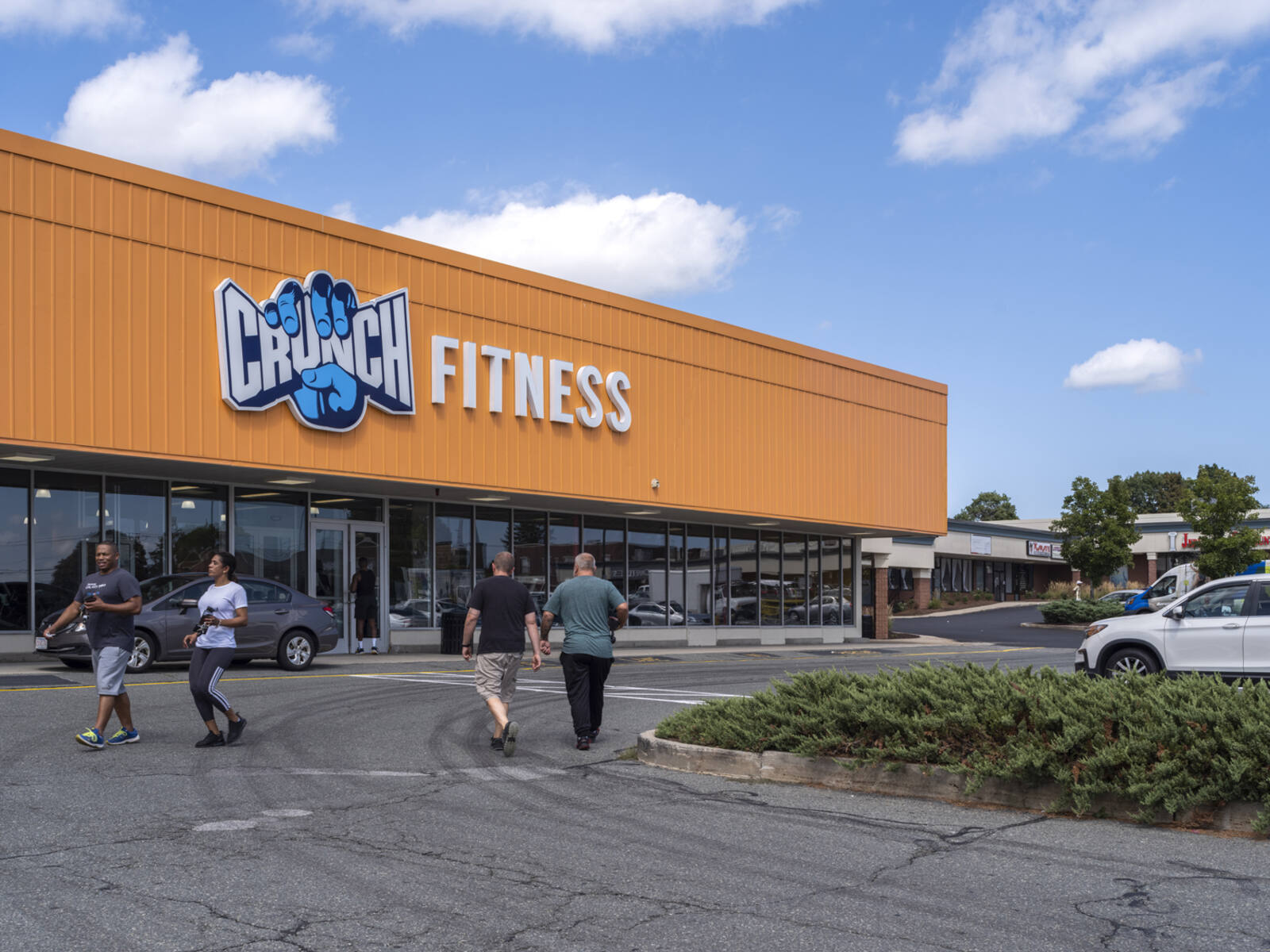 Gym goers in front of Crunch Fitness
