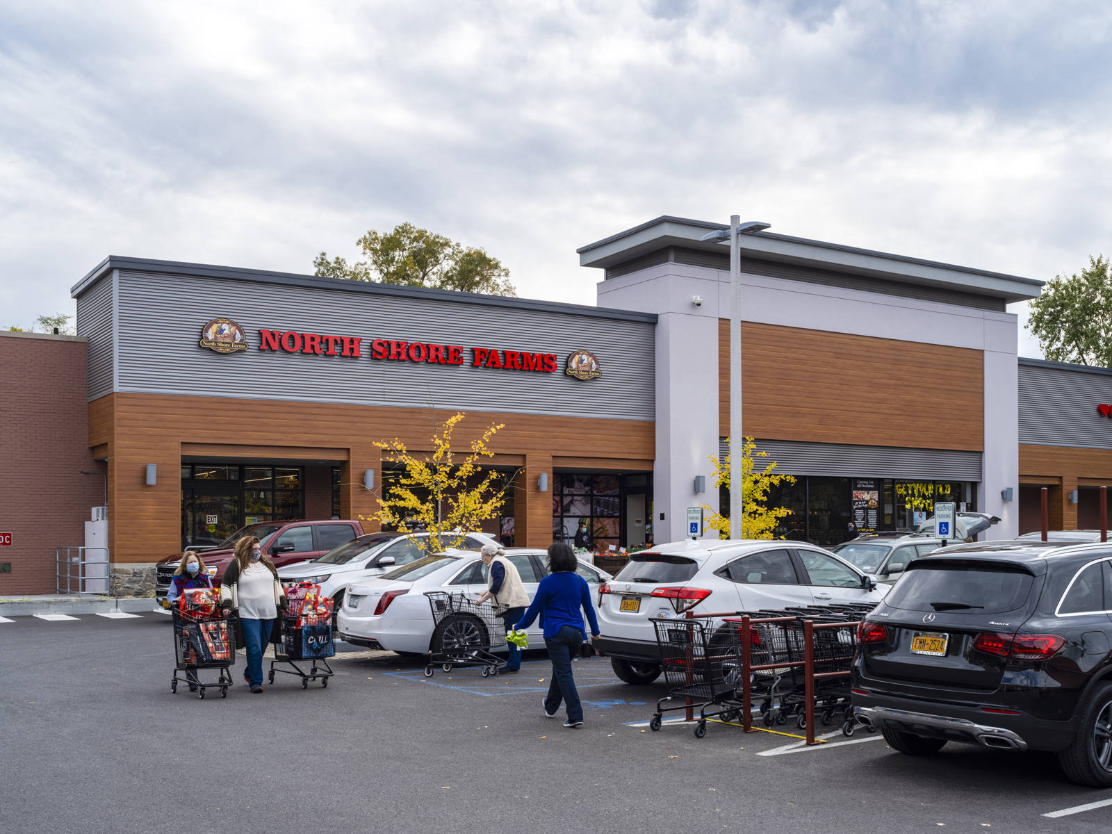 North Shore Farms and customers with carts in parking lot at Mamaroneck Centre.