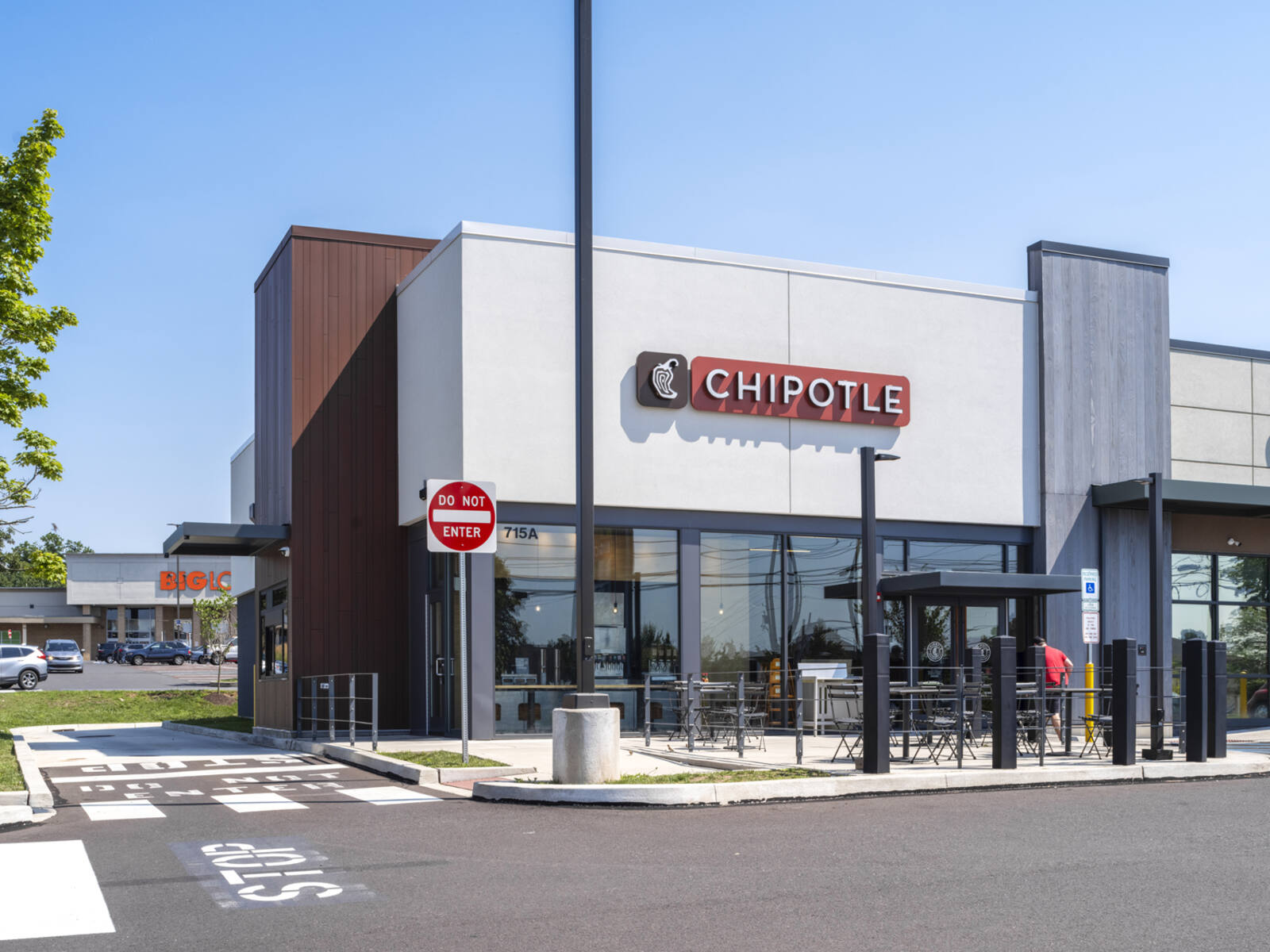 Chipotle with outdoor seating in front.
