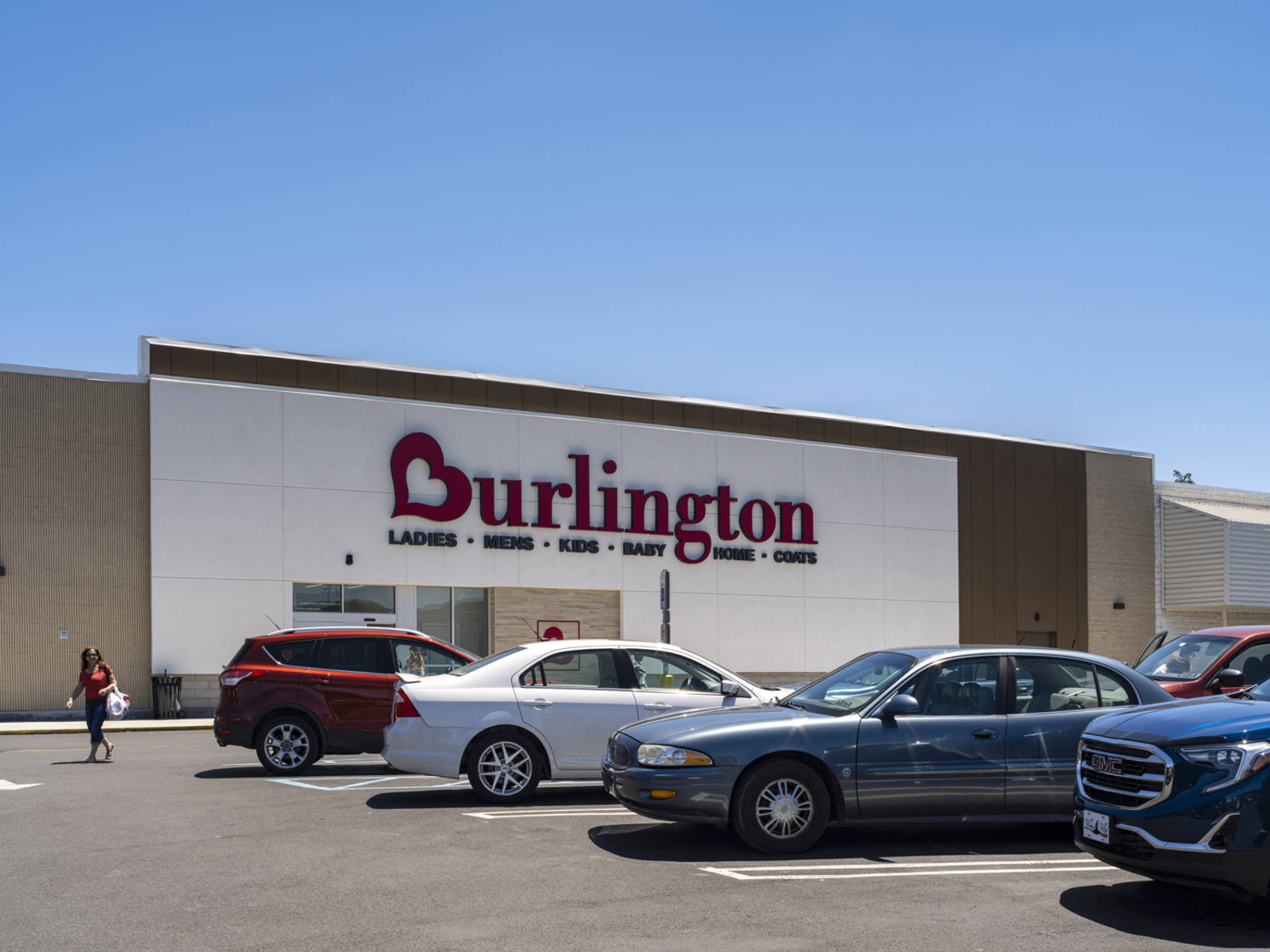 Cars in parking lot in front of Burlington exterior