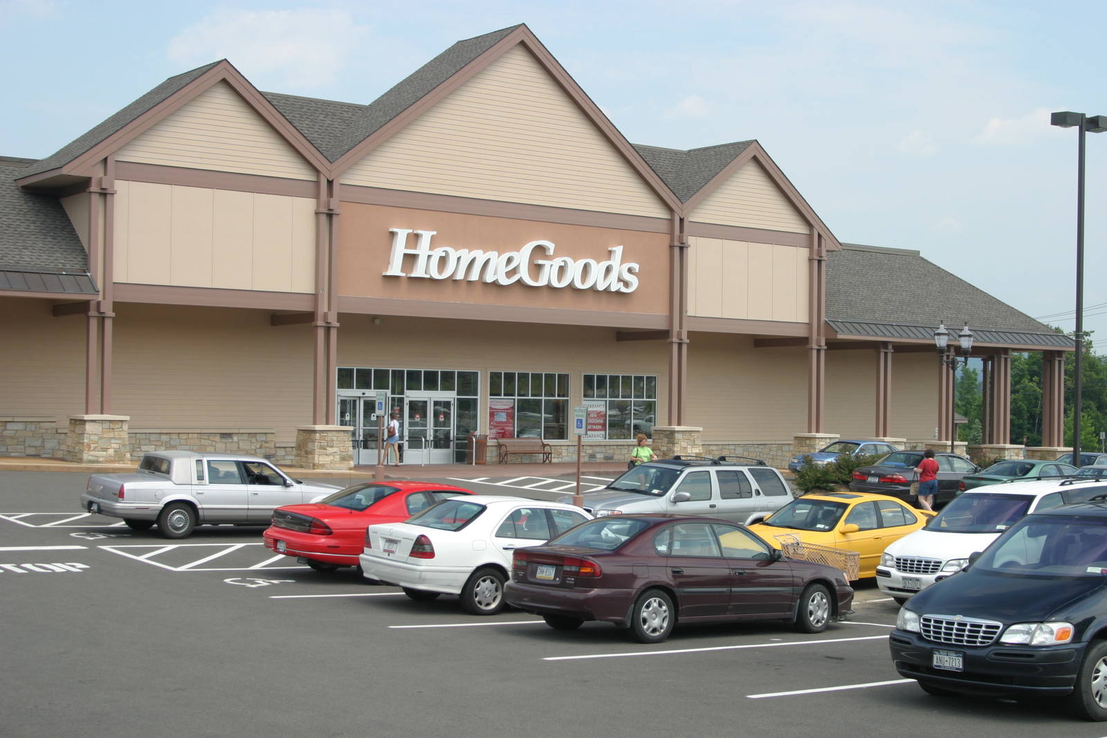 Full parking lot at Home Goods in the Shoppes of Vestal shopping center