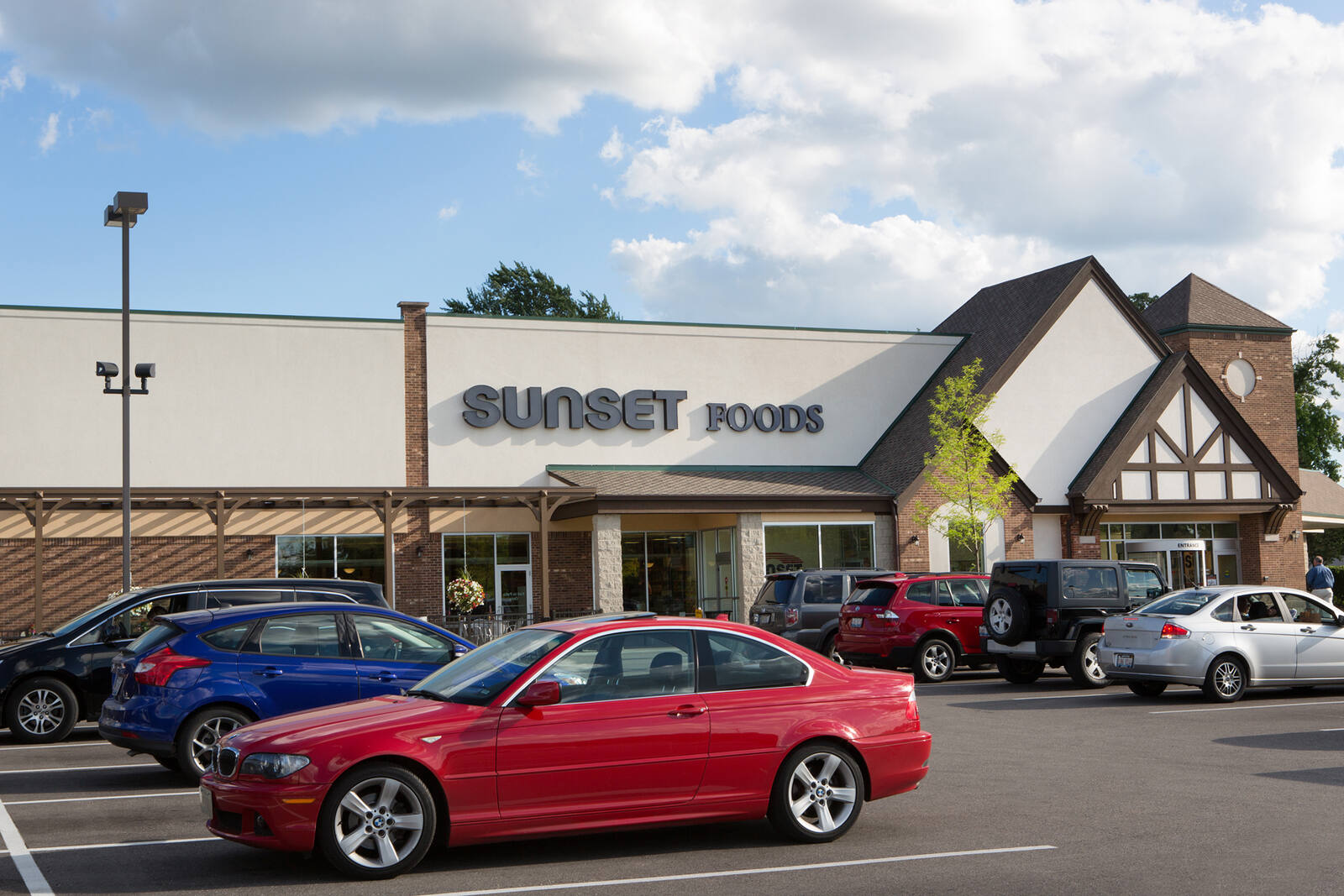 Full parking lot at Sunset Foods supermarket in Libertyville, IL.