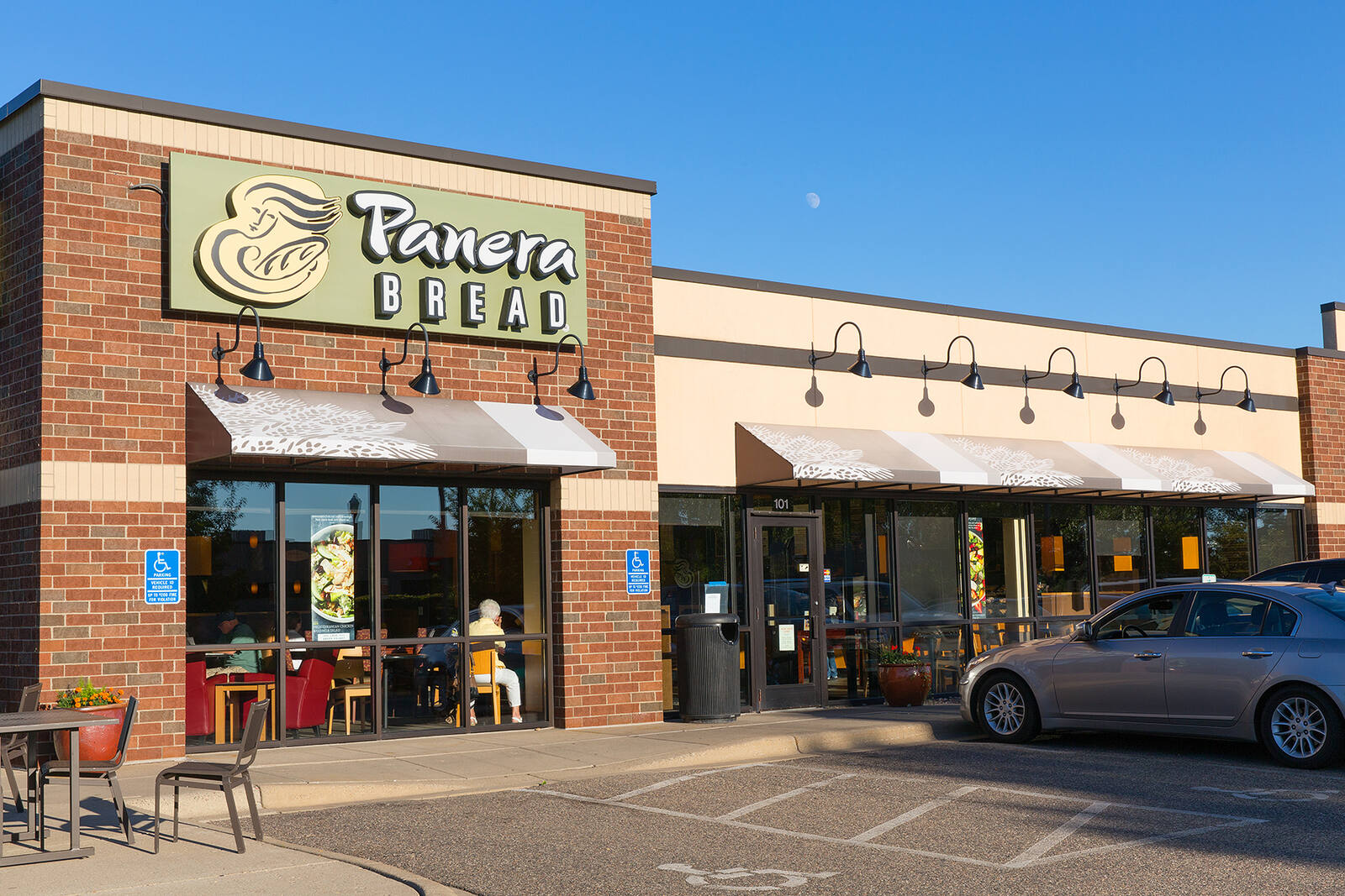 Outdoor seating in front of Panera Bread