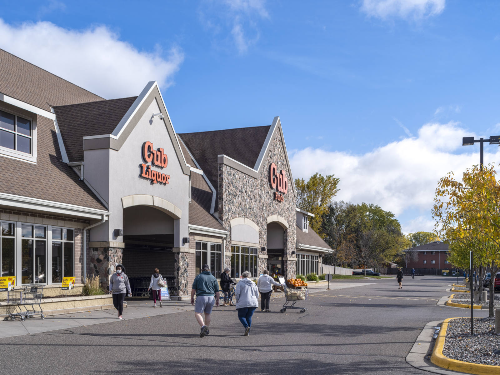 Groups of people walking towards entrance of Cub Foods at Roseville Center 
