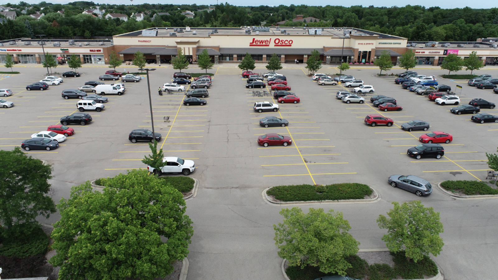 Jewel Osco supermarket and parking lot with trees and bushes in Mundelein, IL.