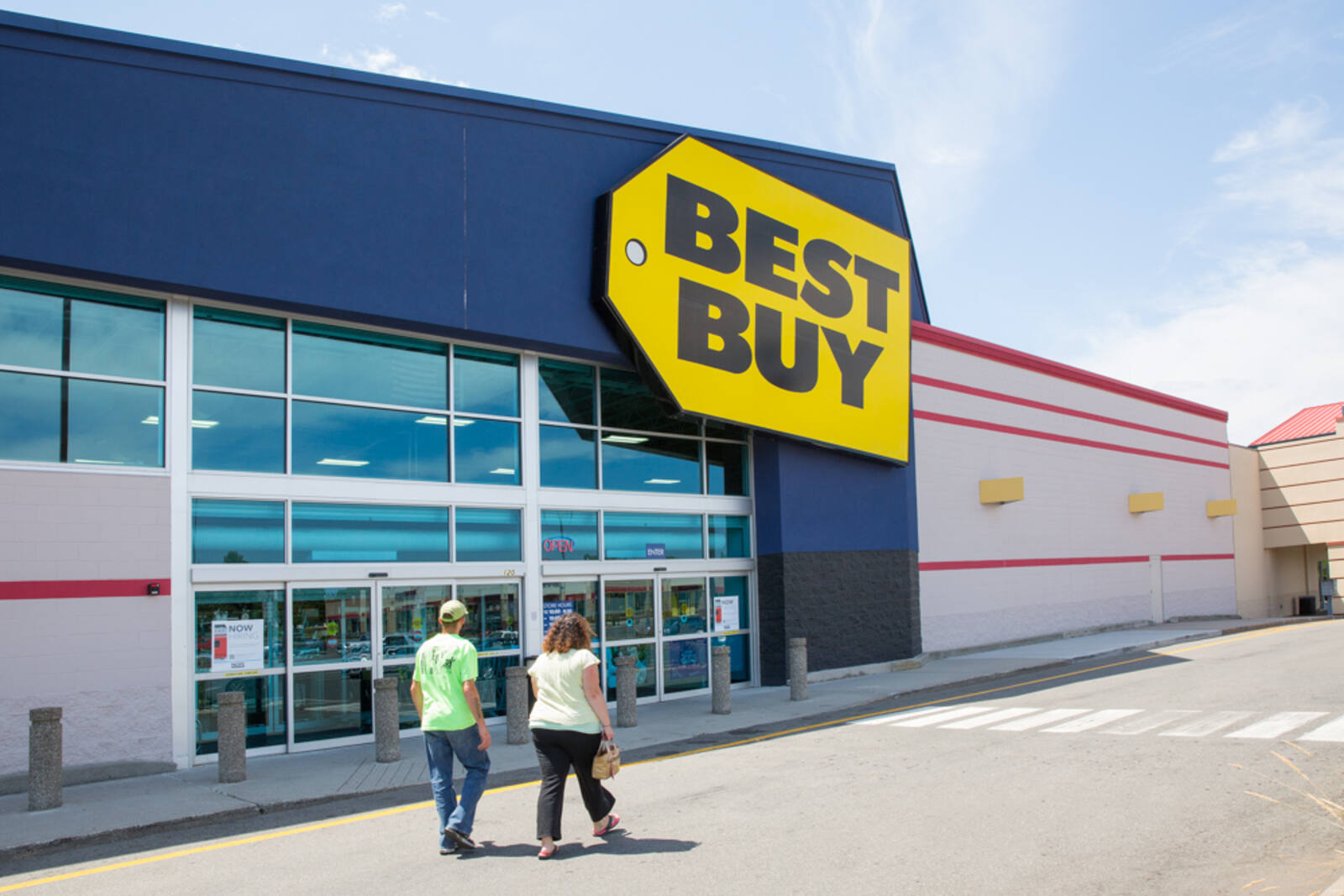 2 patrons approach Best Buy storefront.