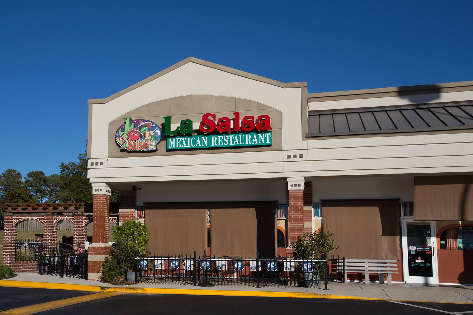 Outdoor seating and shrubs at La Saisa Mexican restaurant in Douglasville, GA.