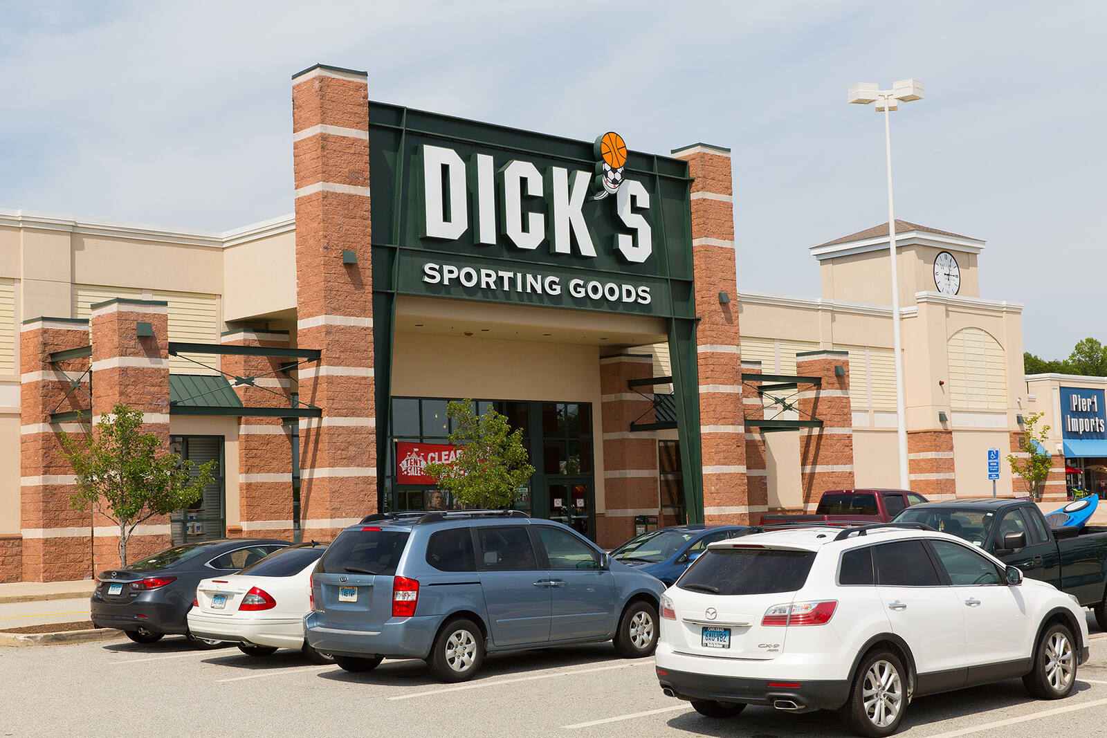 Cars parked in front of Dick's Sporting Goods