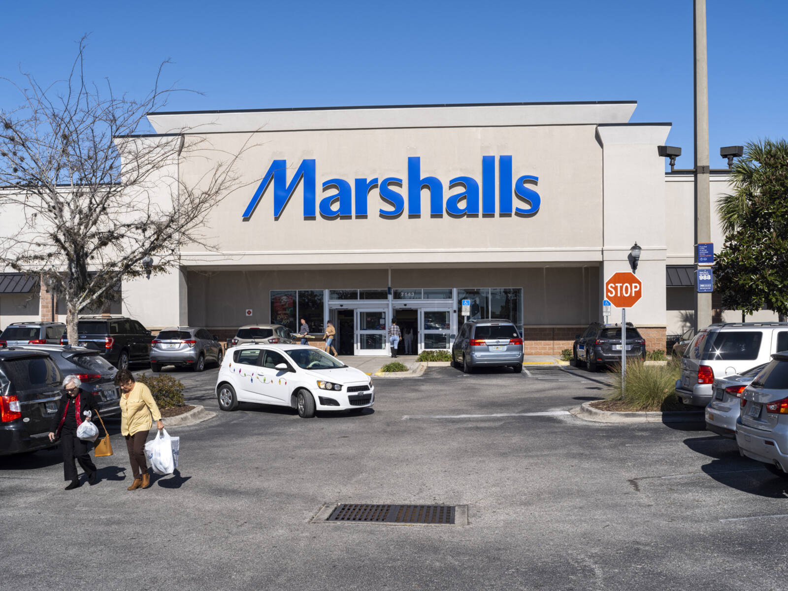 Cars and patrons in parking lot of Marshalls.