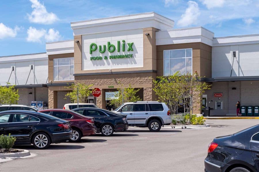 Publix storefront with cars parked in front